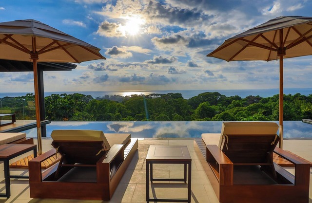 Villa de luxe de rêve avec vue sur la jungle et l'océan, avec piscine.