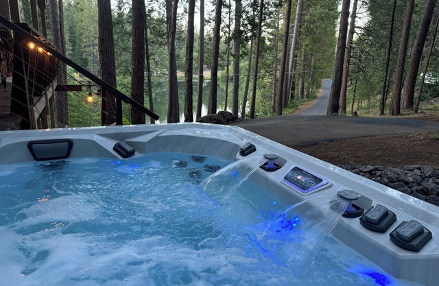 Dreamy Lake Front Lake Mont Cabin! AC & HotTub!