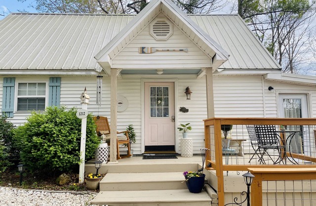 Dreamy Lakefront Cottage on Lay Lake!