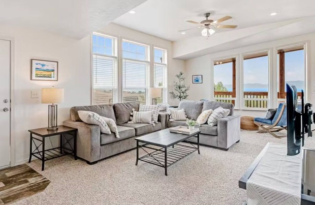 Dreamy retreat with golf course & lake views, near beach & boat launch amenities
