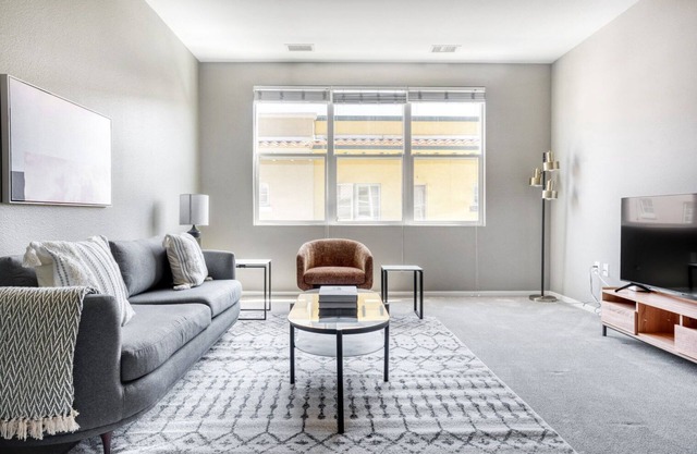 Dreamy Santana Row 2BR w/ Gym, Pool & W/D, near highways, by Blueground