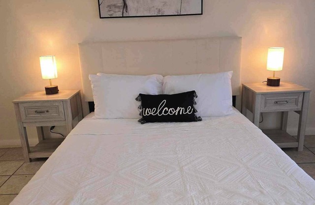 Dreamy Suites w/Private Bathroom in welcoming Cape Coral with AC