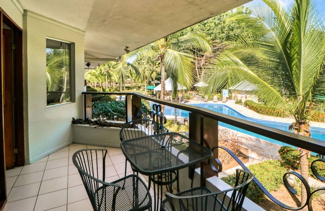 Dreamy Tropical Gem W/ Shared Pool, Lush Gardens, Free WiFi & Private Patio!