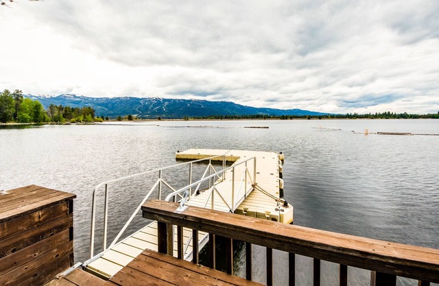 Bord de l'eau, maison conviviale avec cheminée, cuisine du chef et patio arrière