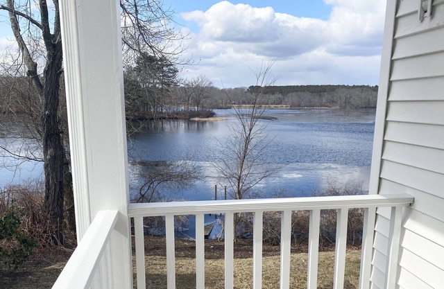Dreamy Waterfront Oasis | 5★ Location, ♛Queen Beds
