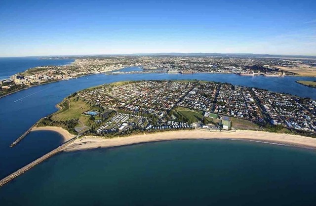 Driftwood - beachside living near Stockton Wharf with ferries to Newcastle.