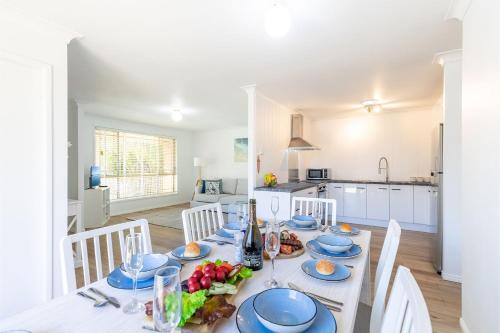 Driftwood Cottage 1 28 Farm Rd pet friendly Wi Fi Air Con and ground floor