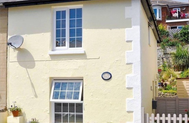 Driftwood Cottage. A traditional Isle of Wight Cottage with 15% Ferry Discount.