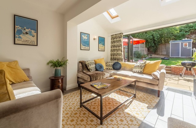 Un joli cottage moderne jumelé joliment présenté.