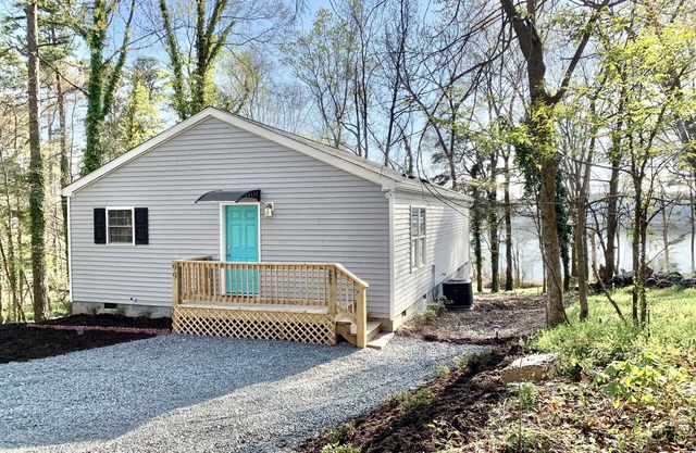 Driftwood Dreams: Buggs Island Lake Waterfront Cottage with Dock