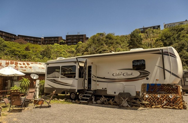 Dans le port de Noyo - Caravane de tourisme / terrasse meublée NEUF