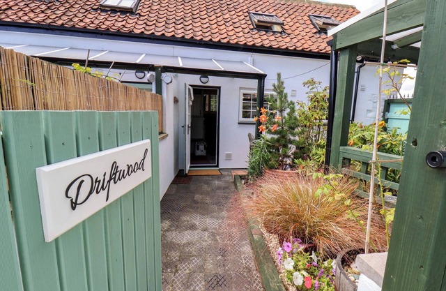 DRIFTWOOD, pet friendly, character holiday cottage in Flamborough