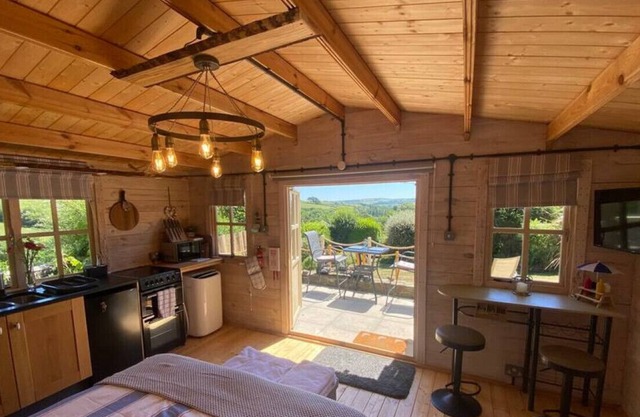 Driftwood Retreat with Hot tub