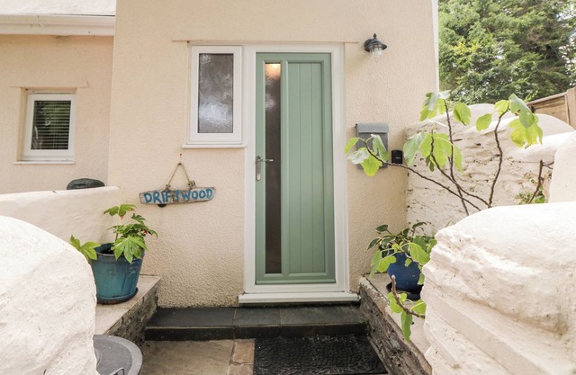 DRIFTWOOD, romantic, country holiday cottage in Stoke Fleming