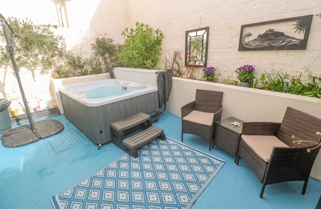 DRIFTWOOD, romantic, character holiday cottage in Marazion