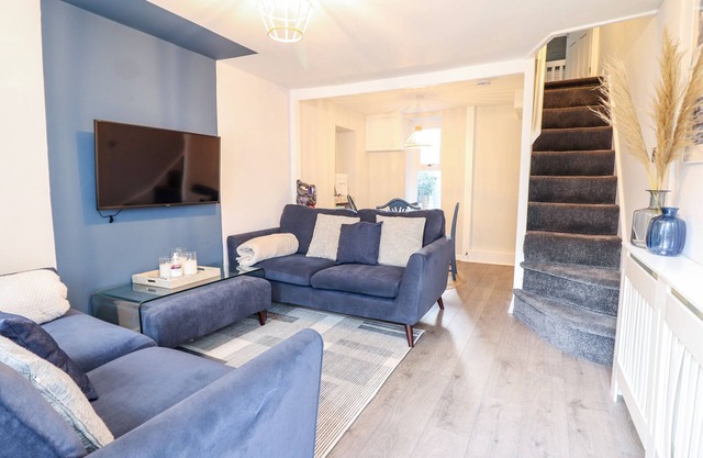 DRIFTWOOD TERRACE, pet friendly, with a garden in Porthmadog