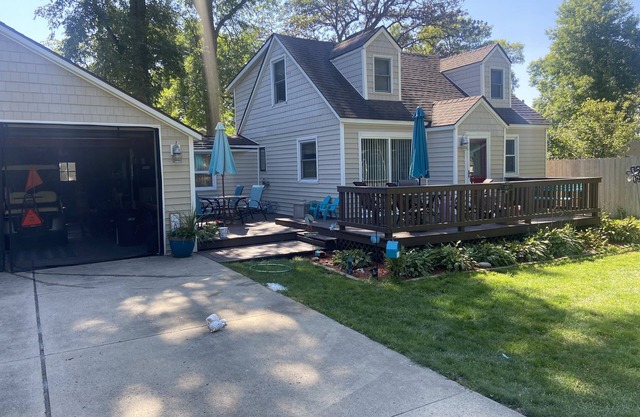 Clear Lake Cabin Walking Distance to Downtown, Beach, The Surf!!