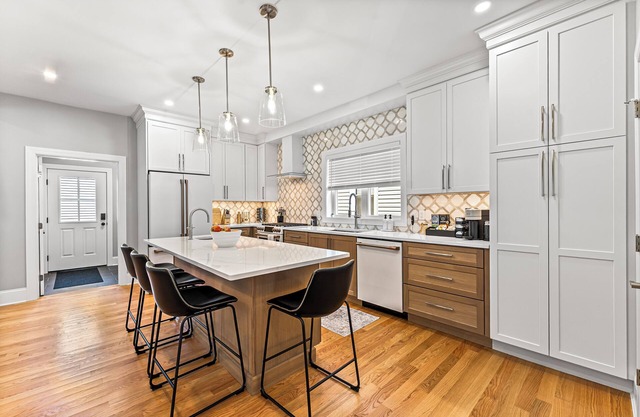 Driveway parking-10 min to Boston-close to train station-kids playroom