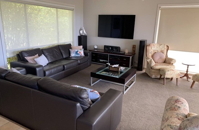 Dromana Seabreeze is a 3 minute drive to the beach and wineries
