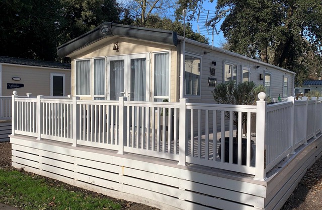 Drop Anchor, by the beach in Mudeford - *** No Booking Fees ***