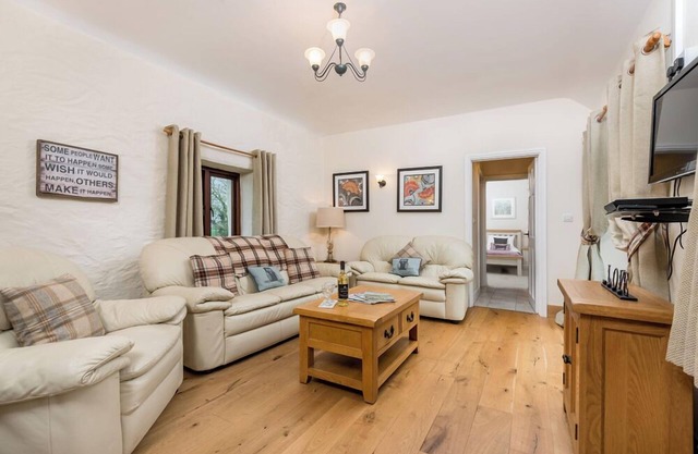 Drovers Cottage, Holiday Cottage Nr St Brides, Sleeps 4, 2 bedrooms, bathrooms