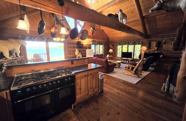 Drummond Island Hotel & Vacation Homes - Scotts Bay Lodge