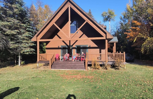 Drummond Island Hotel & Vacation Homes - Pond Cabin 8