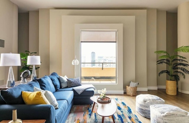 Downtown Penthouse 2bd +Parking, Gym, Private Patio, Pool