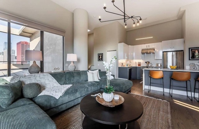 Dtown Penthouse 3bd/2.5ba - Best location & VIEWS +Parking, & Gym + Pool