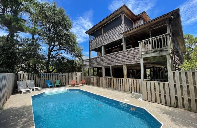 Duck Cottage w/ pool and 5 min walk to beach