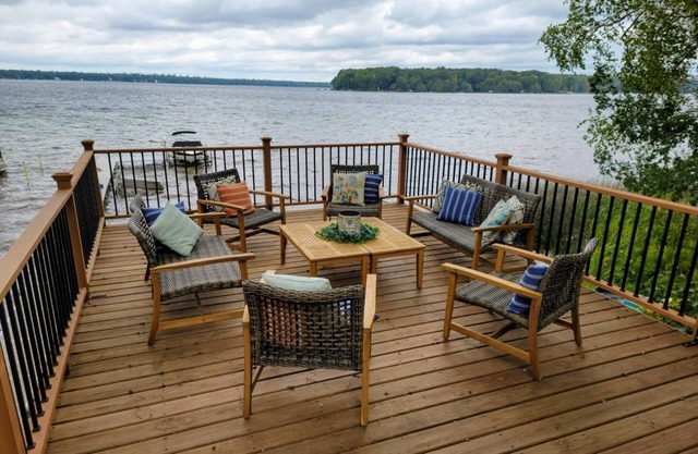 Belle grande maison au bord de l'eau avec 115 'de façade privée sur le lac Duck