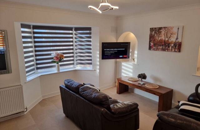 Dulverton 3 bed house with off road parking close to M1 motorway sleeps up to 6