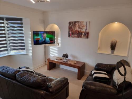 Dulverton house - 3 bed house/sleeps 6+ driveway+close to M1
