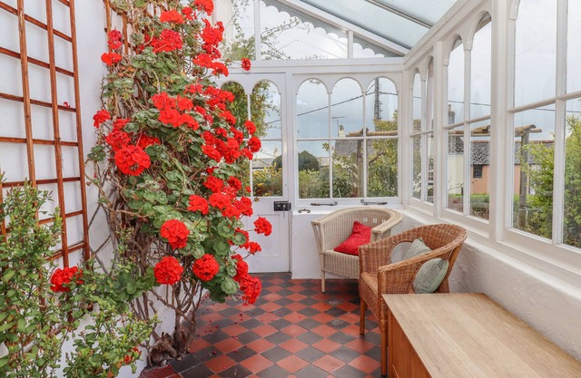 DUNCOMBE, pet friendly, country holiday cottage in Teignmouth