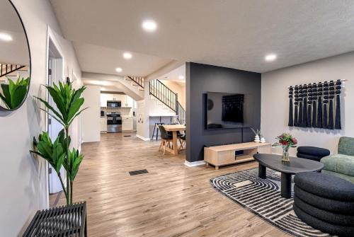 Dundee 3Br2Ba house sleeps 9 plus crib central Omaha