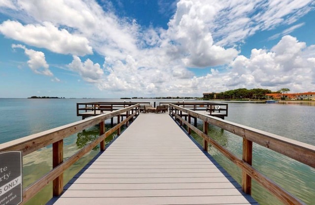 Dunedin Honeymoon Island Getaway! Kayaks, Bikes & Sunsets! Waterfront Community
