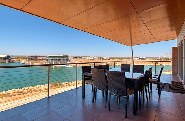 Maison de luxe de deux étages sur les canaux. Accès gratuit à la piscine des Mantarays R