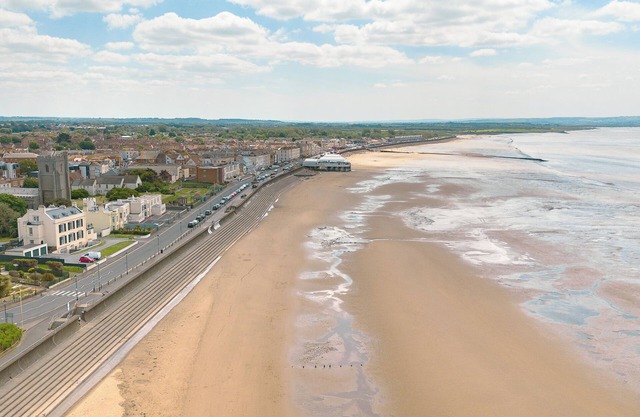 Duneside - 2 Bedroom Seafront Apartment - Burnham on Sea - Free Parking Sleeps 6