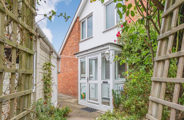 DUNLIN, pet friendly, country holiday cottage in Burnham-On-Sea