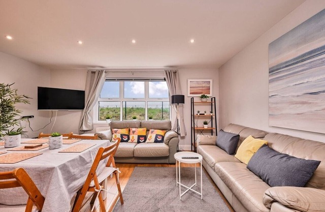 Dunluce Park 4- 1st Floor-Bars/Rest/Golf Open 900m