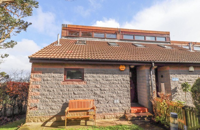 DUNSTANBURGH VIEW, pet friendly, country holiday cottage in Embleton