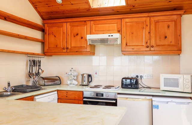 DUNSTANBURGH VIEW, pet friendly, country holiday cottage in Embleton