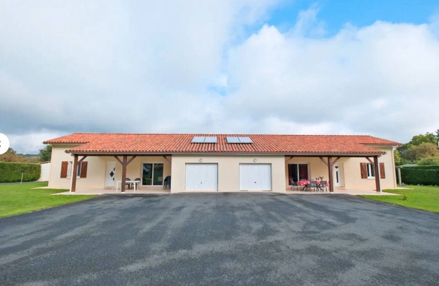 Maison de vacances 'Duo De Maisons Avec Piscine Et Clim' avec piscine partagée et climatisation