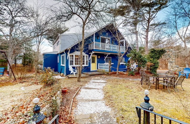 Duplex home blocks from Manomet Beach with balcony, firepit & outdoor space