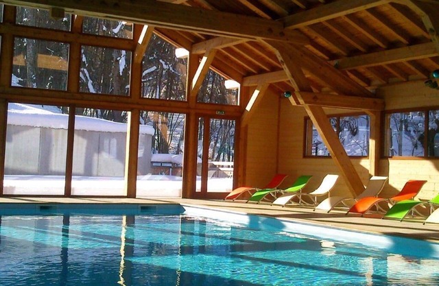 Chalet, charme savoyard dans cadre préservé, piscine chauffée, idéal famille