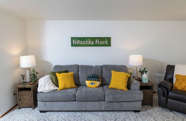 Nitschke Nook: 3 bedroom, 1 mile to Lambeau Field