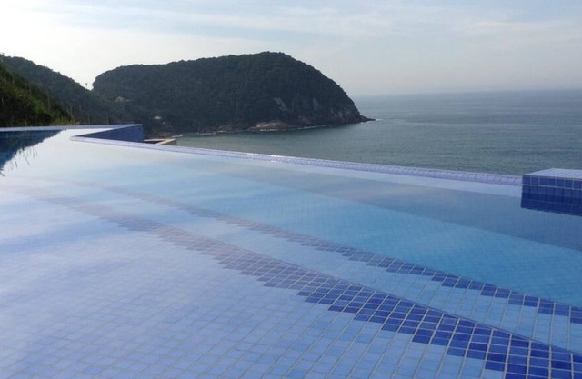 Duplex deux suites Cove Guarujá, Air conditionné dans 2 suites. et chambre.