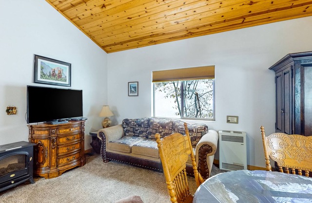 Duplex Upper Level in Yosemite National Park with Fireplace & Prime Location