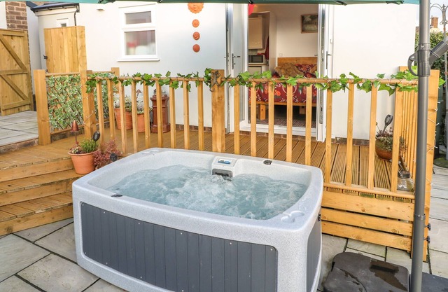 DWARADIN, pet friendly, with hot tub in Matlock