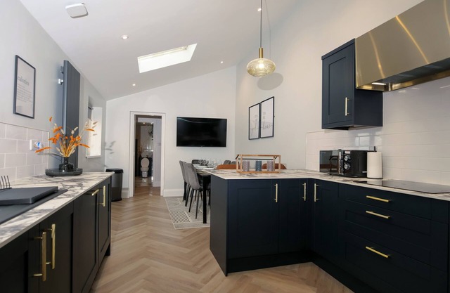 Dwell Living Luxurious 5BD House Central